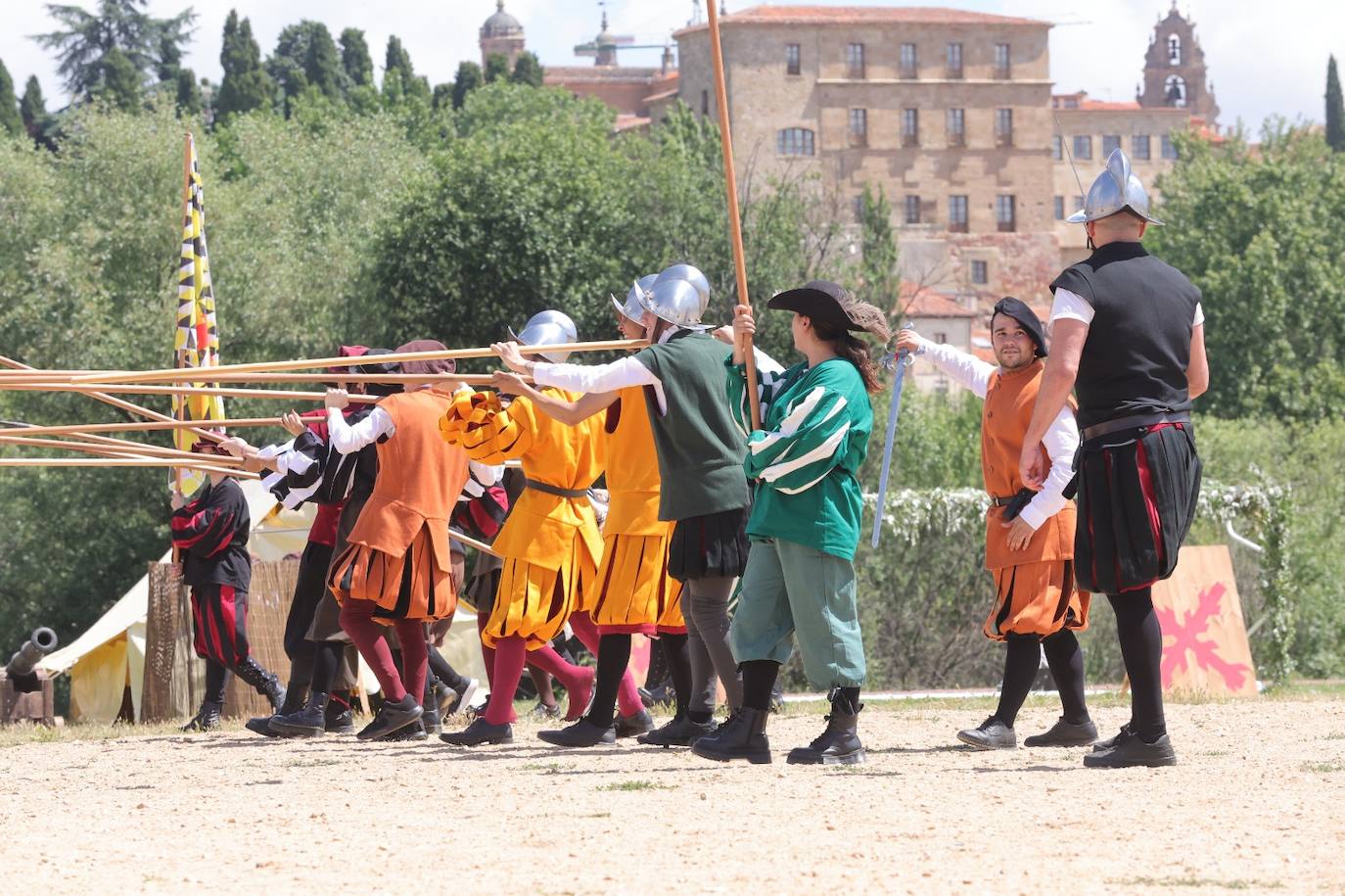 Los salmantinos viajan en el tiempo y reviven batallas de caballería junto al Tormes