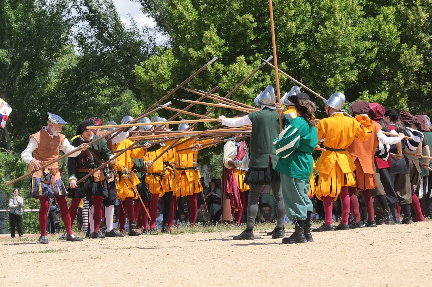 Los salmantinos viajan en el tiempo y reviven batallas de caballería junto al Tormes
