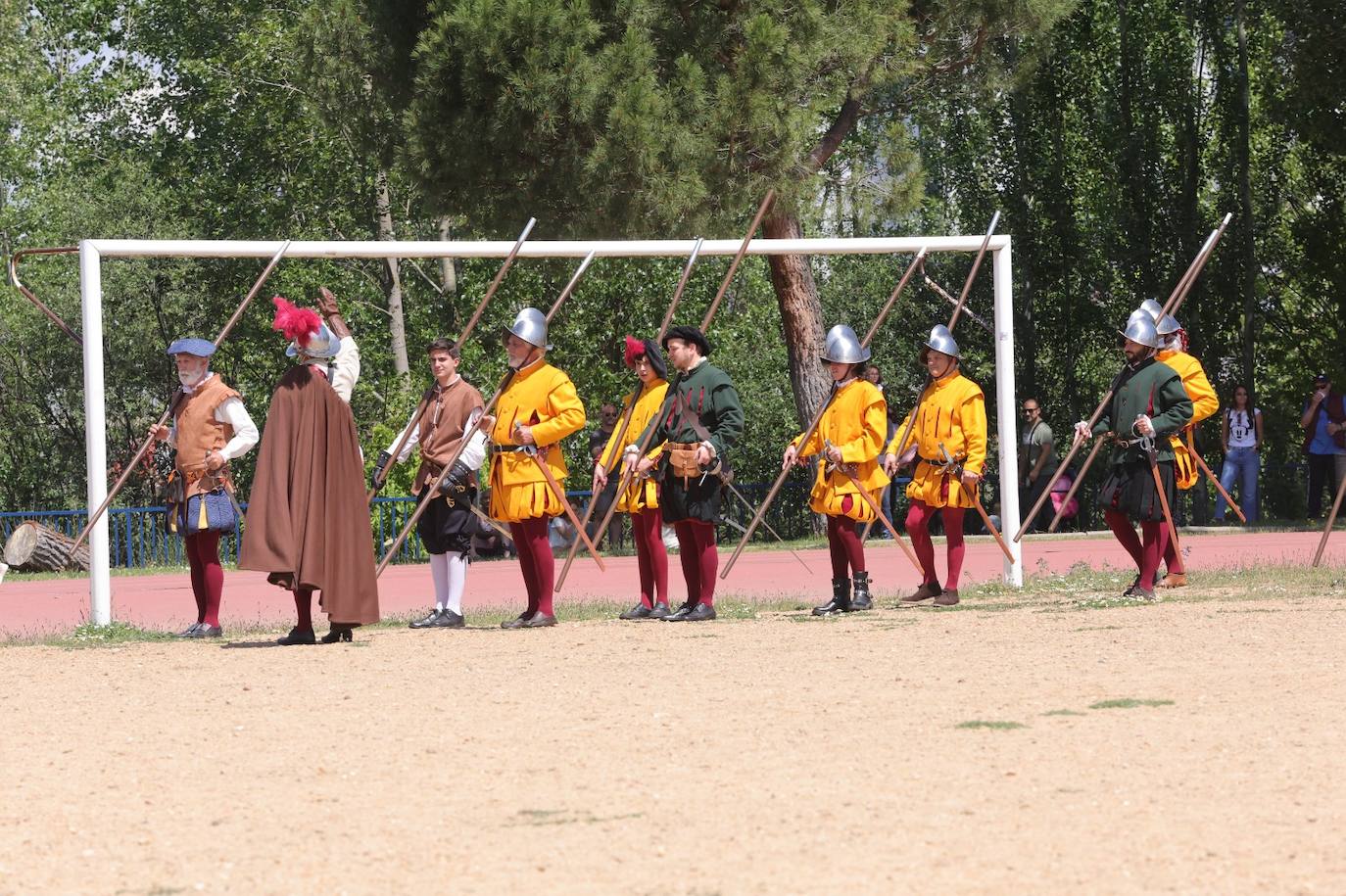 Los salmantinos viajan en el tiempo y reviven batallas de caballería junto al Tormes