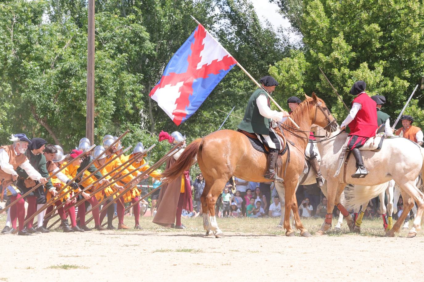 Los salmantinos viajan en el tiempo y reviven batallas de caballería junto al Tormes