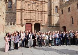 Un grupo de antiguos estudiantes en el Patio de Escuelas Mayores.