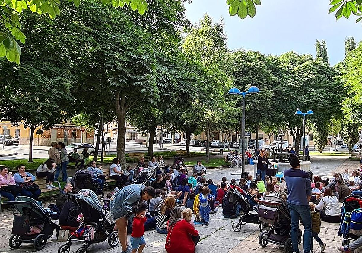 Una de las actividades Savia organizadas en la Plaza de Vidal.