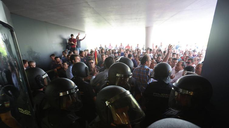 Los antidisturbios, frenando a los manifestantes a las puertas de la Junta.