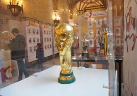 La Copa del Mundo y las tres Eurocopas, en una exposición anterior de la RFCYLF.