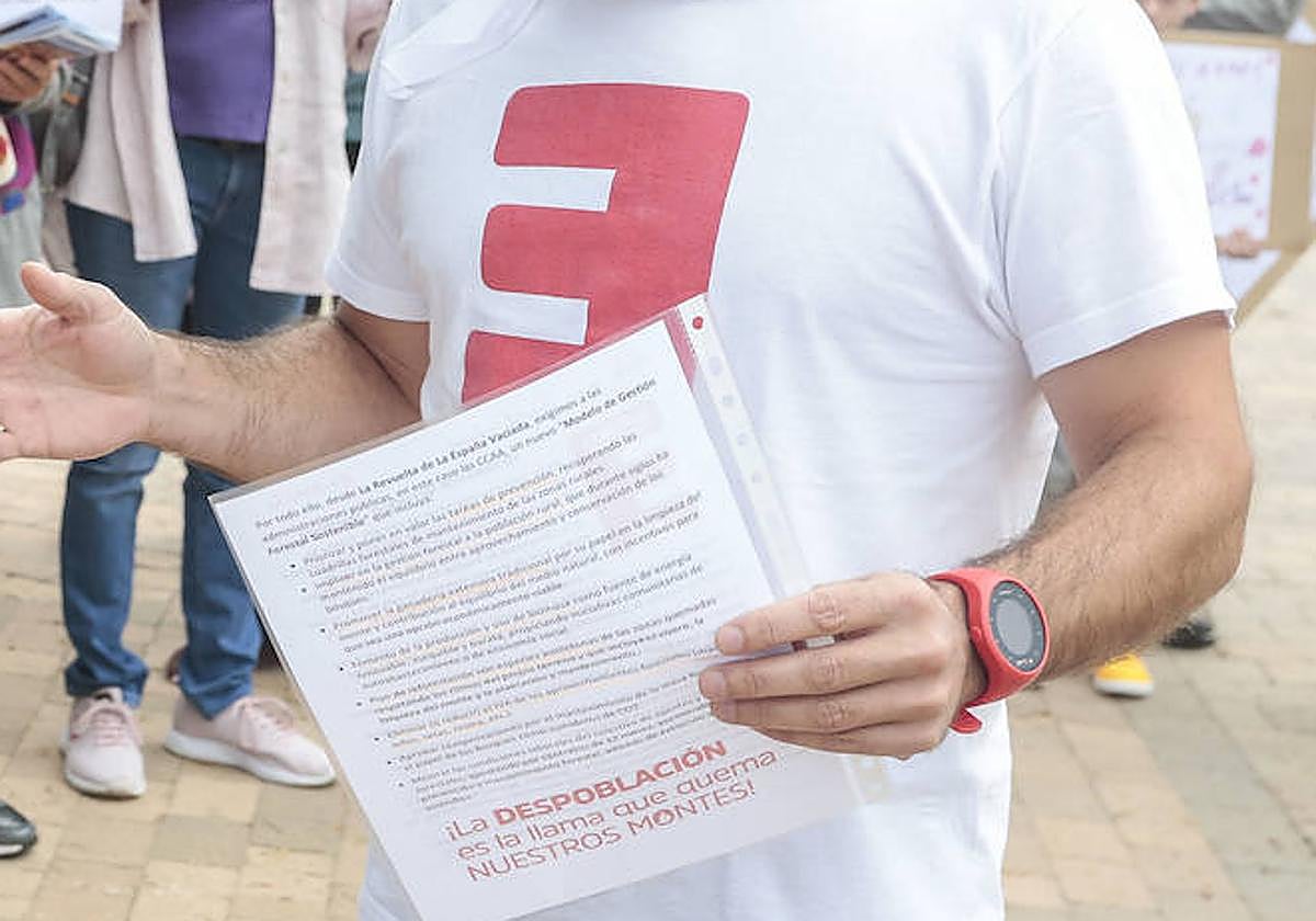 Concentración de España Vaciada en un municipio de León.