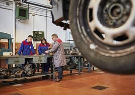 Imagen de archivo de una clase de mecánica en Formación Profesional.