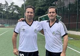 Íker Jiménez, a la izquierda, junto a un amigo con la camiseta de la UD Salamanca.