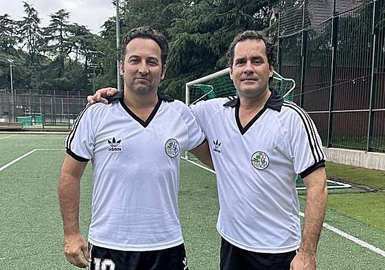 Íker Jiménez, a la izquierda, junto a un amigo con la camiseta de la UD Salamanca.