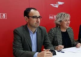 David Serrada y Elena Diego en una imagen de archivo en la sede del PSOE de Salamanca.