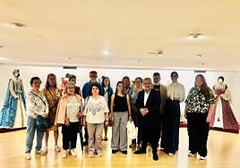 Algunas de las las alumnas del taller de costura participantes en la exposición.