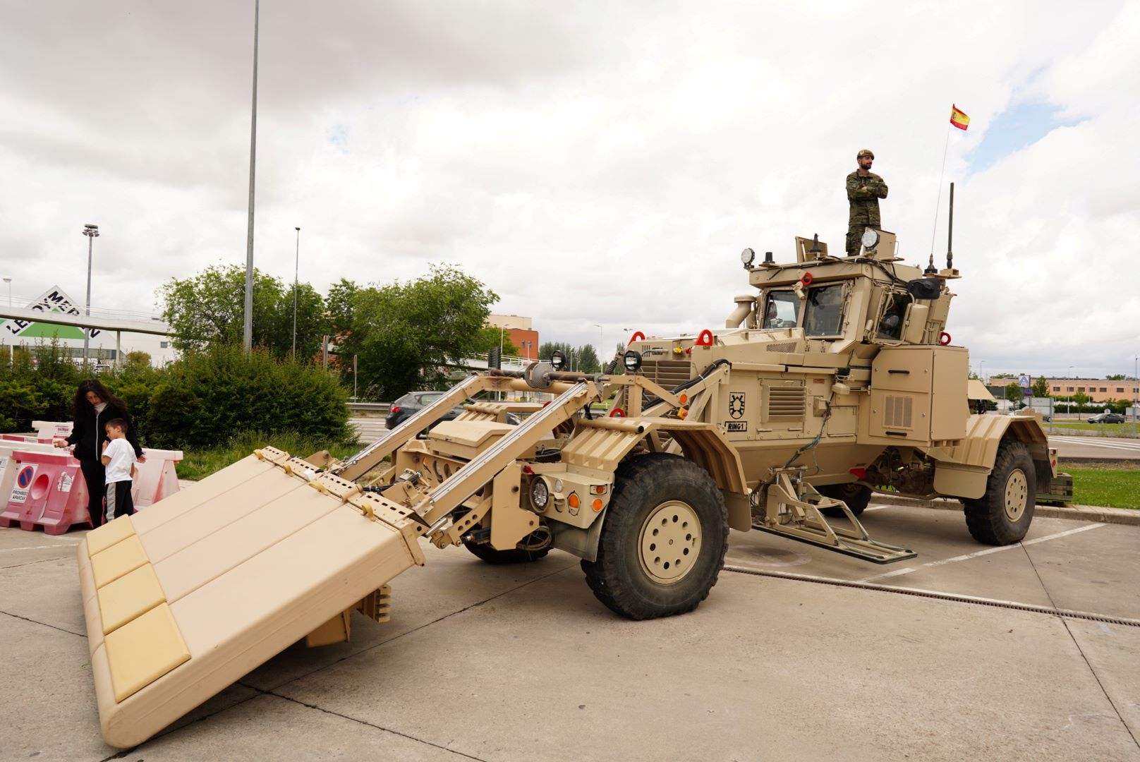 Imagen secundaria 2 - Los salmantinos disfrutan del Día de las Fuerzas Armadas en El Tormes
