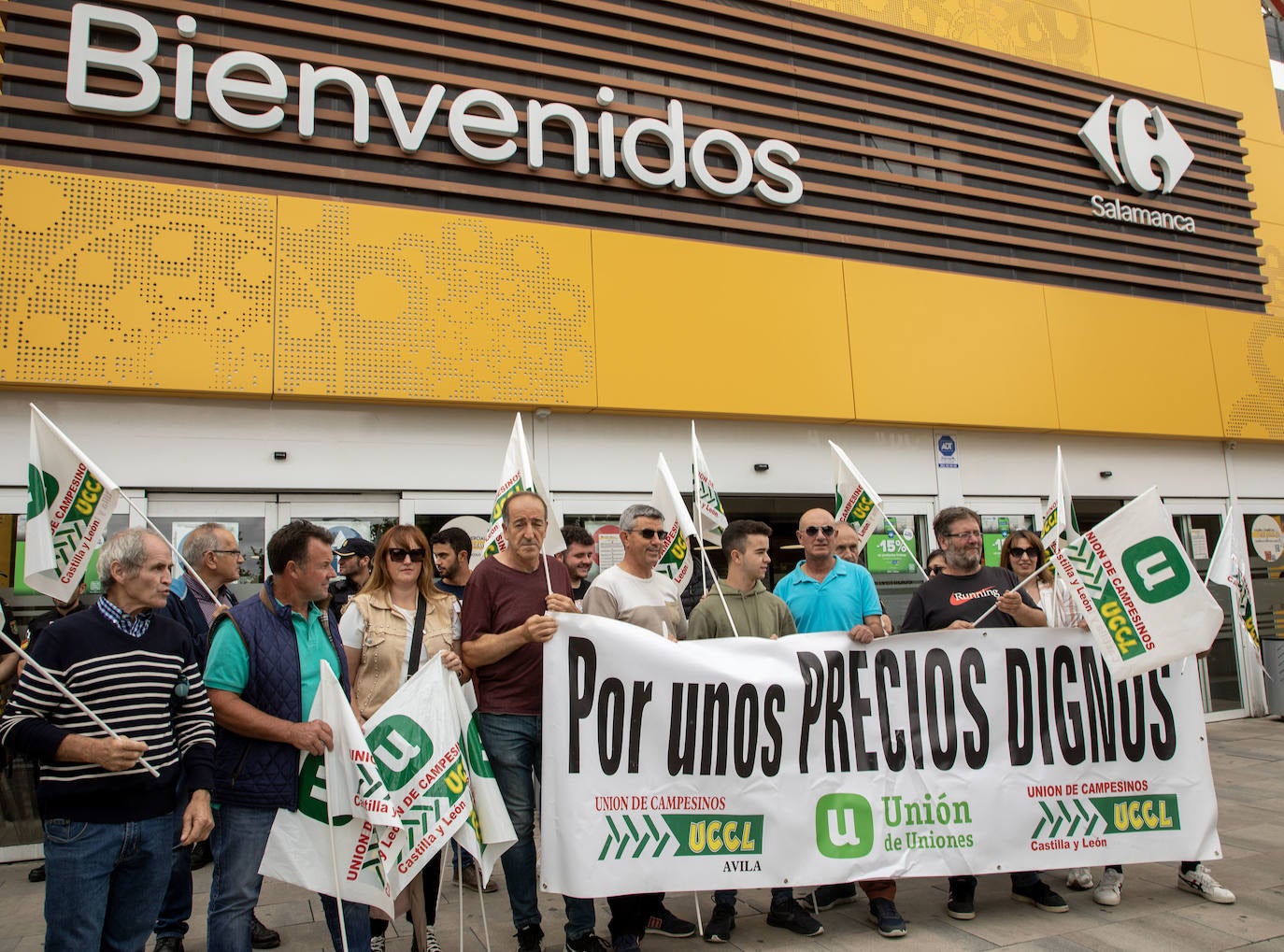 Imagen secundaria 1 - Los ganaderos salmantinos protestan y tiran leche frente a un hipermercado