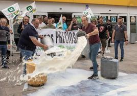 Los ganaderos salmantinos protestan y tiran leche frente a un hipermercado