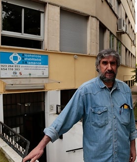 Imagen secundaria 2 - La sede de la asociación tiene actividad mañana y tarde de lunes a viernes, cuenta con una trabajadora social y los propios socios se encargan de las labores de mantenimiento y limpieza.