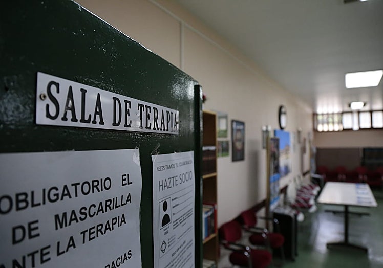 Imagen principal - La sede de la asociación tiene actividad mañana y tarde de lunes a viernes, cuenta con una trabajadora social y los propios socios se encargan de las labores de mantenimiento y limpieza.