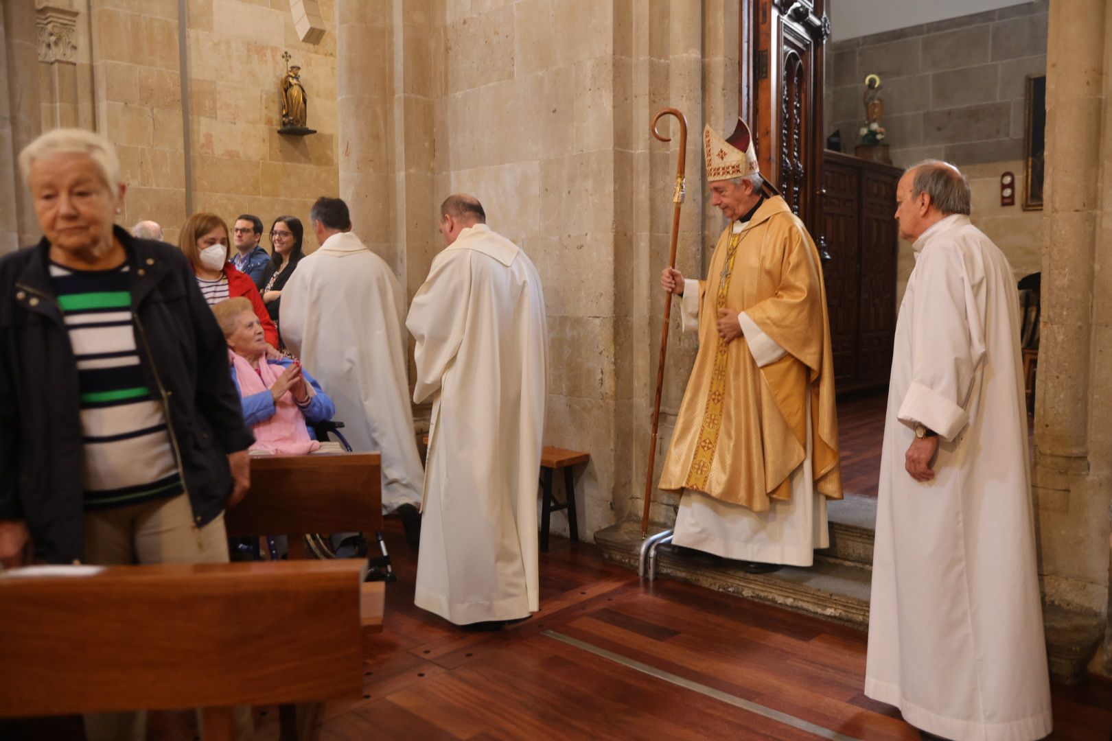 Los salmantinos no fallan a la cita para la tradicional ofrenda floral a San Juan de Sahagún