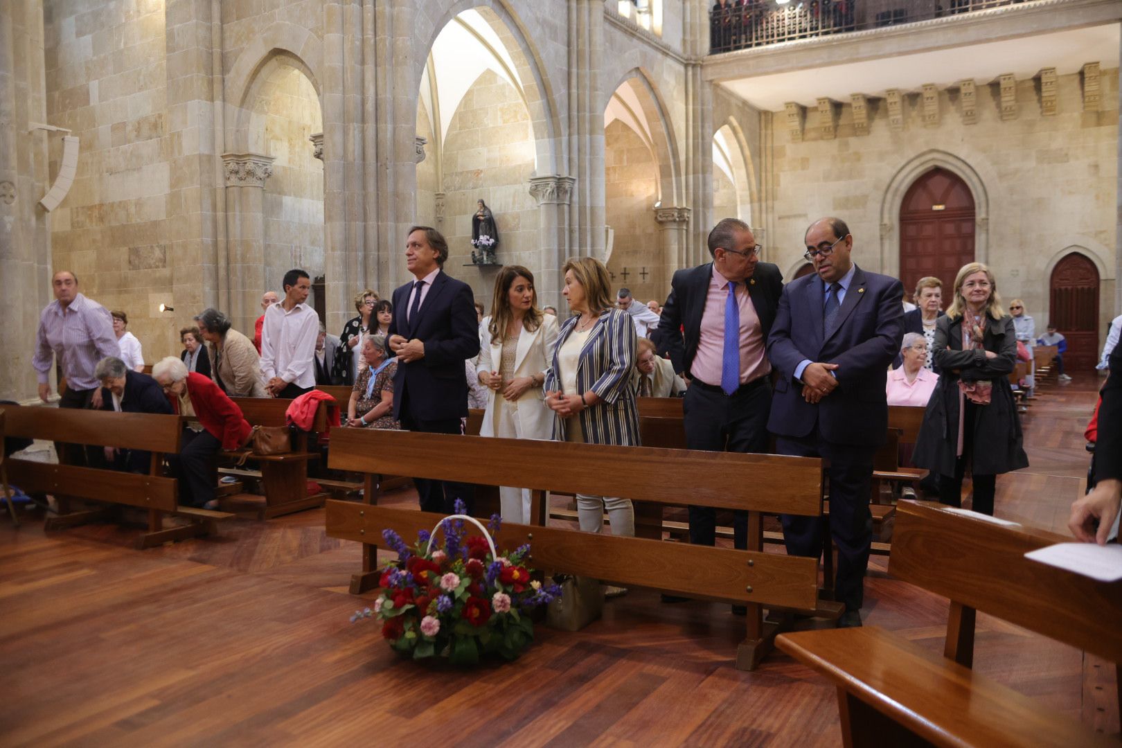 Los salmantinos no fallan a la cita para la tradicional ofrenda floral a San Juan de Sahagún