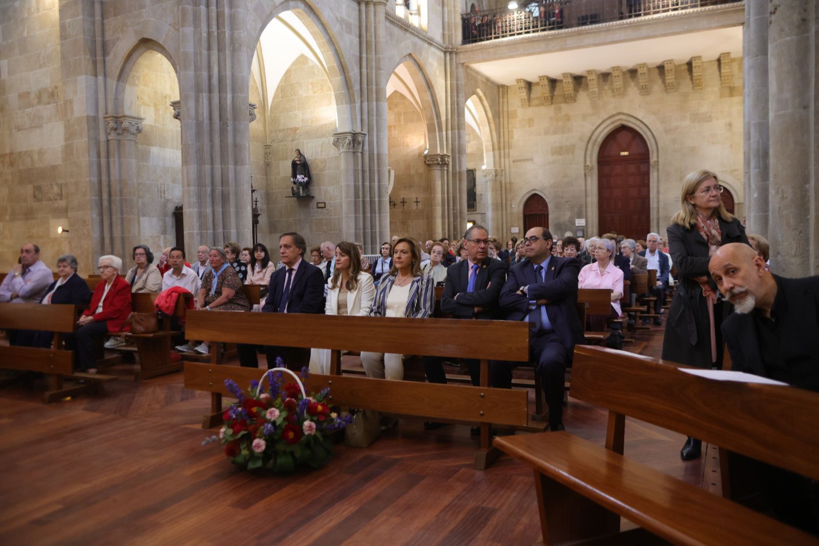 Los salmantinos no fallan a la cita para la tradicional ofrenda floral a San Juan de Sahagún