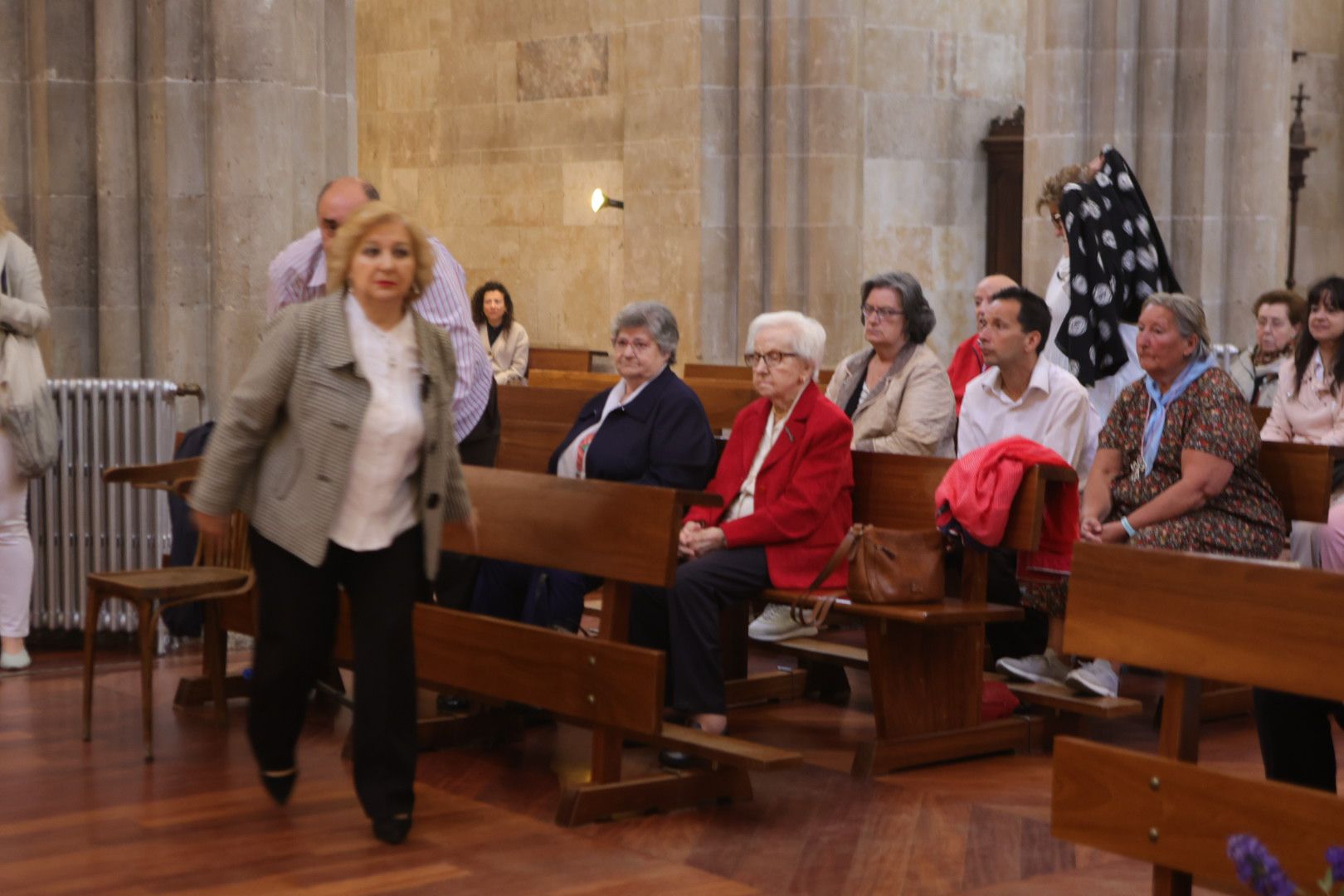 Los salmantinos no fallan a la cita para la tradicional ofrenda floral a San Juan de Sahagún