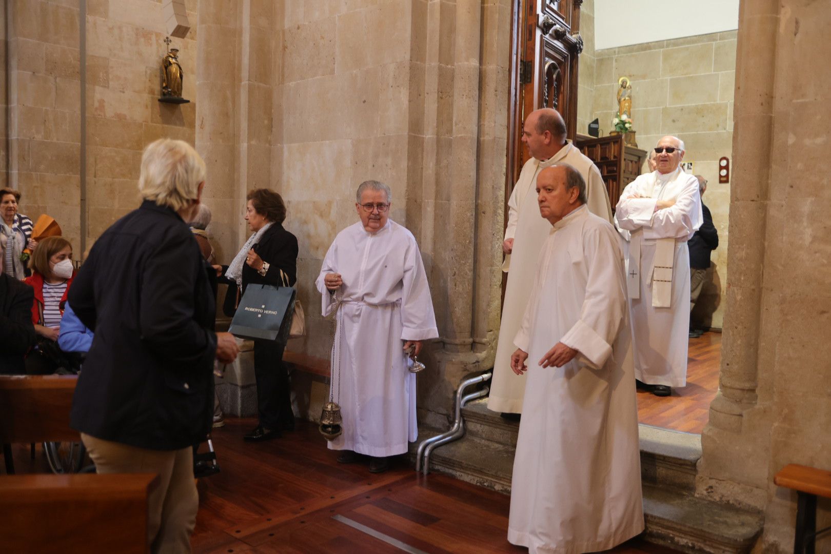 Los salmantinos no fallan a la cita para la tradicional ofrenda floral a San Juan de Sahagún