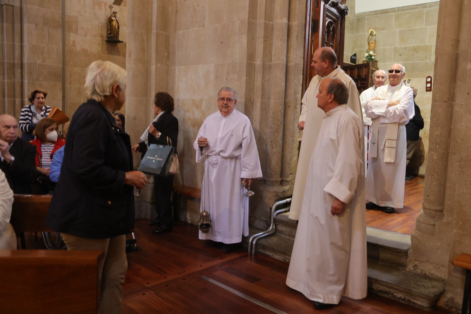 Los salmantinos no fallan a la cita para la tradicional ofrenda floral a San Juan de Sahagún