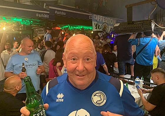 Peter Murphy, con la camiseta de Unionistas de Salamanca en Estambul rodeado de seguidores del Manchester City.