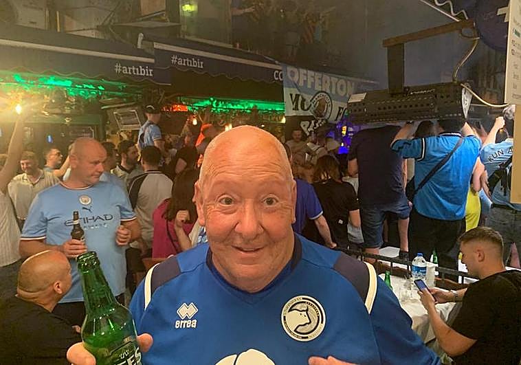 Peter Murphy, con la camiseta de Unionistas de Salamanca en Estambul rodeado de seguidores del Manchester City.