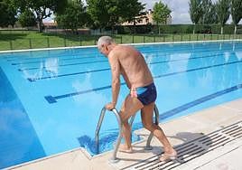 La piscina del Helmántico luce vacía a media mañana a excepción de unos pocos valientes.