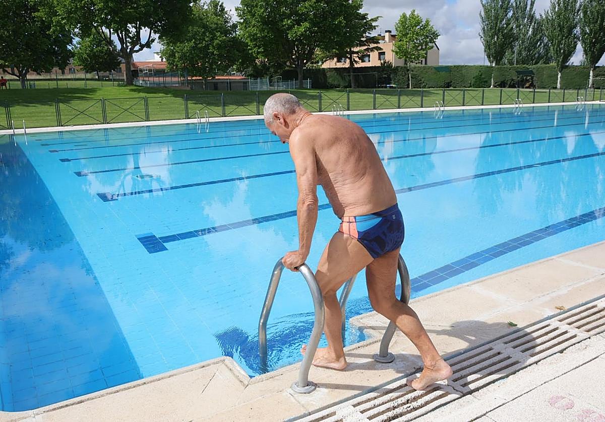La piscina del Helmántico luce vacía a media mañana a excepción de unos pocos valientes.