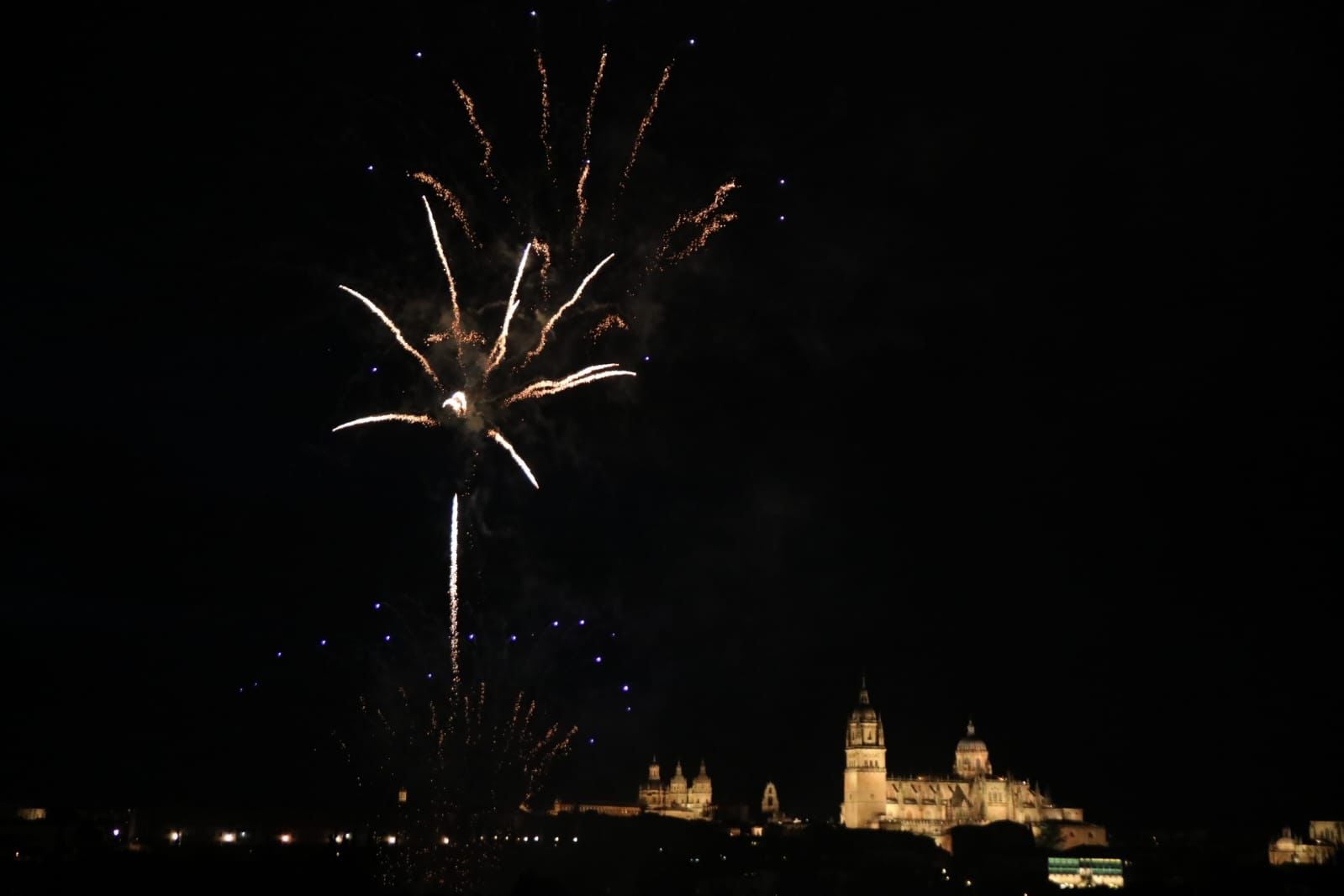 Salamanca despide San Juan de Sahagún con un espectáculo de fuegos artificiales