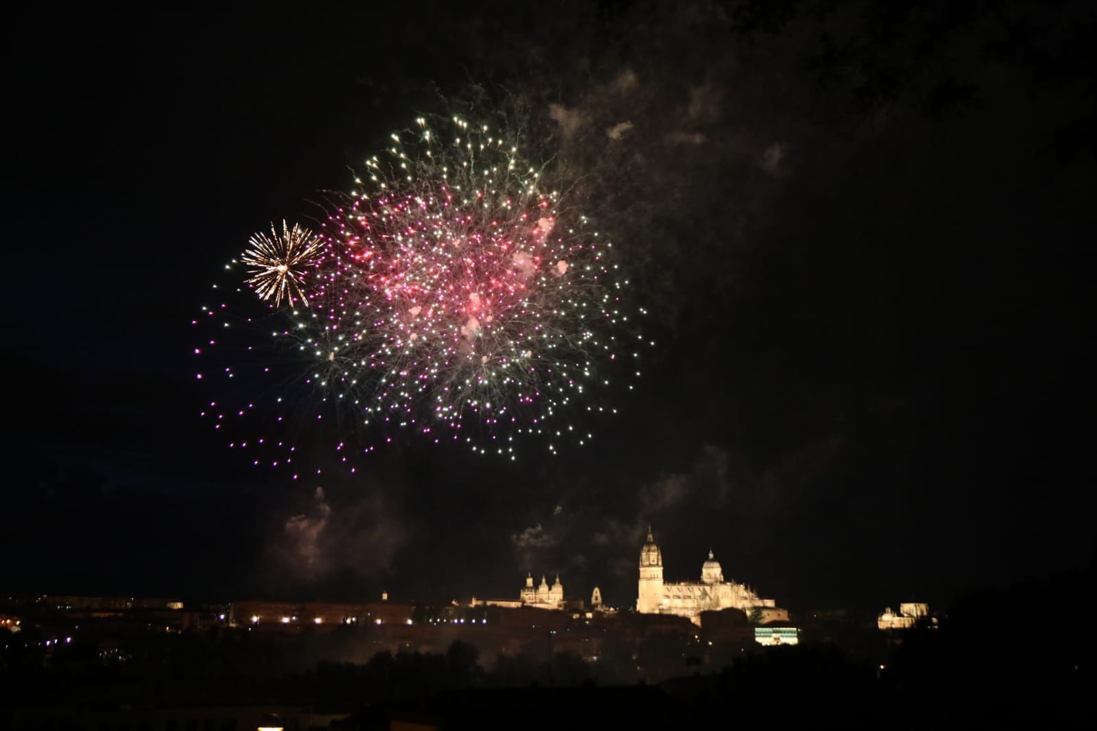 Salamanca despide San Juan de Sahagún con un espectáculo de fuegos artificiales