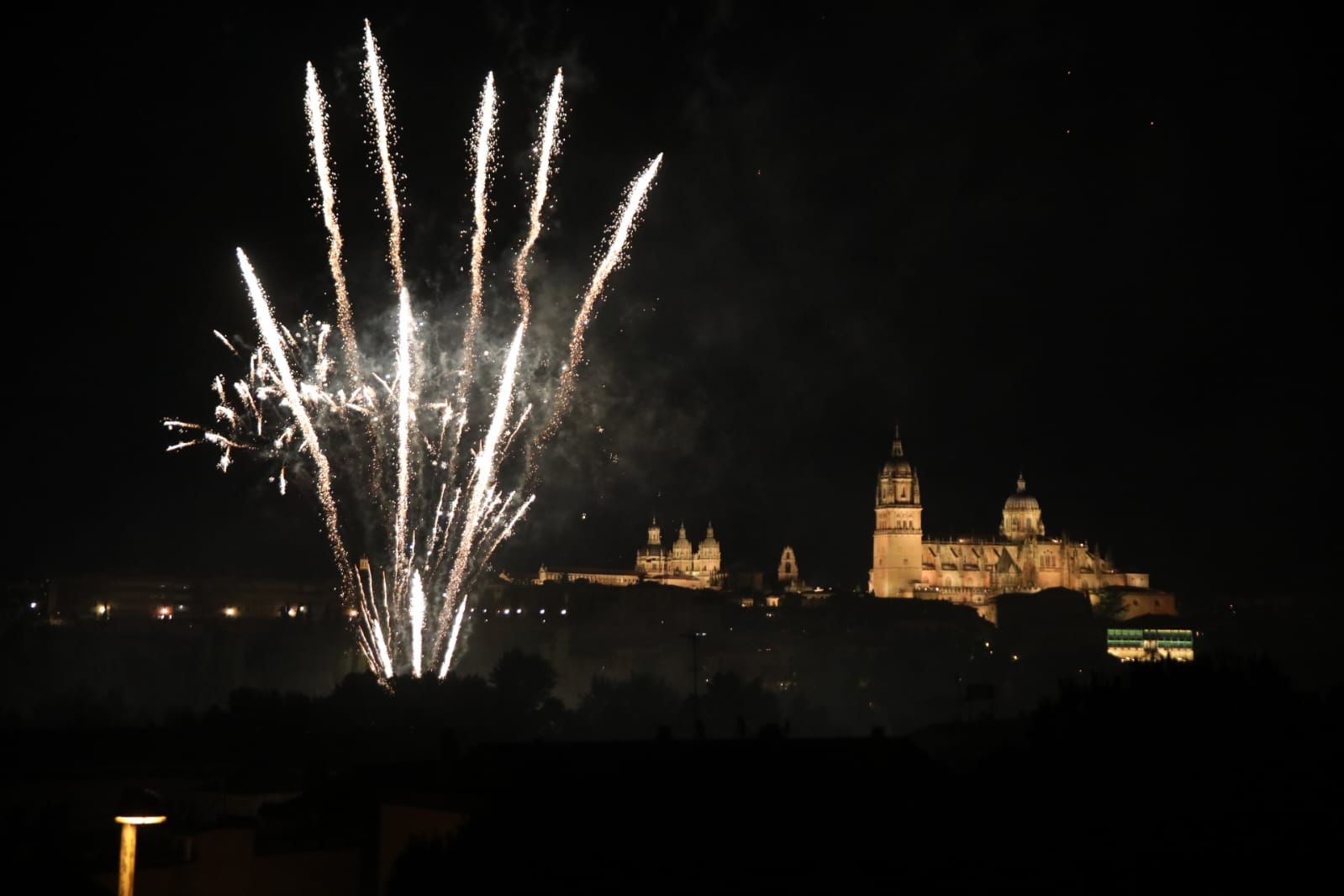 Salamanca despide San Juan de Sahagún con un espectáculo de fuegos artificiales