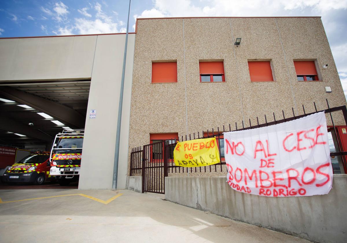 Parque de Bomberos de Ciudad Rodrigo con pancartas de apoyo.