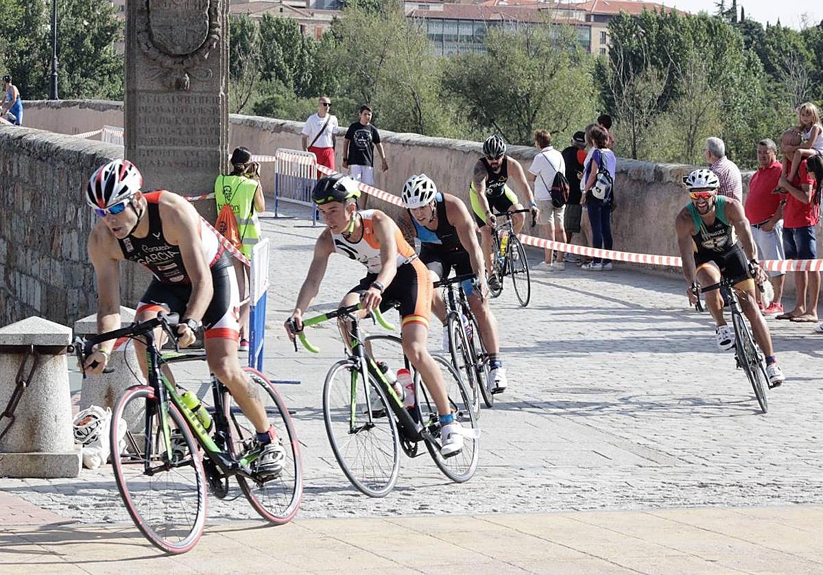 Triatlón a su paso por el Puente Romano.