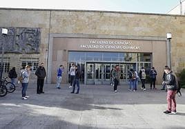 Estudiantes universitarios a las puertas de la Facultad de Ciencias de la USAL.