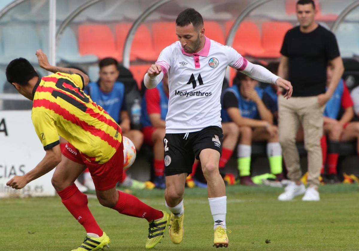 Miguelito disputando el partido del Salamanca UDS ante el Sant Andreu.