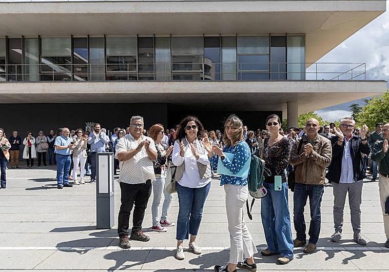 Concentración de funcionarios en la sede de la Junta de Castilla y León en Salamanca.