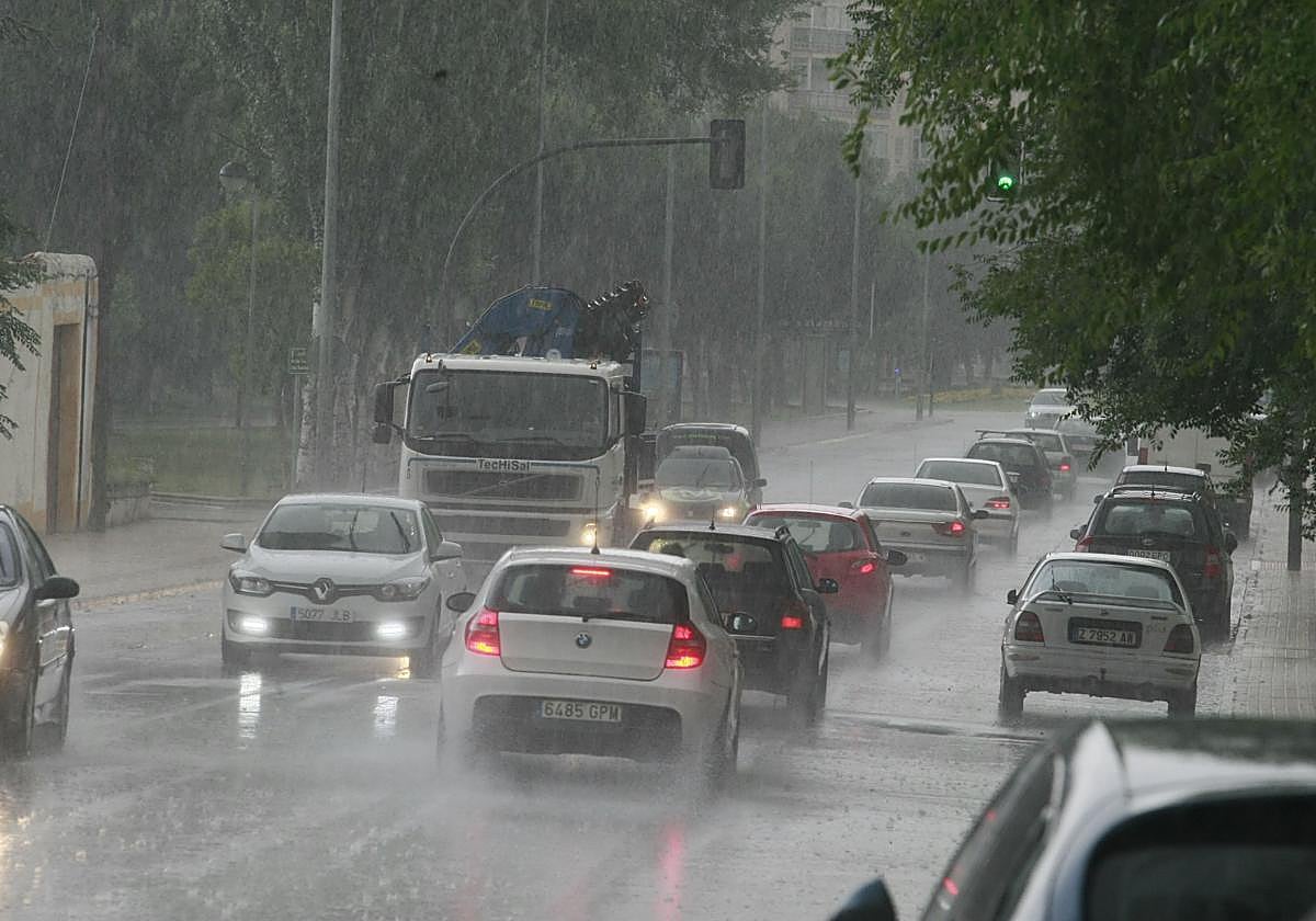 Vehículos circulando bajo una tormenta en Salamanca.