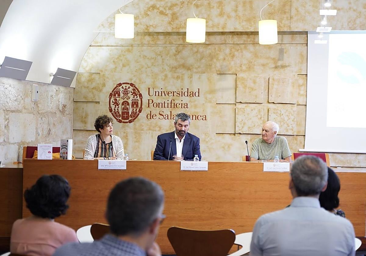 El vicerrector de Internacionalización y Estudiantes, Juan Manuel Castro, junto con la directora del Servicio de Voluntariado, María Eugenia Polo, y Juan José García Carabias.