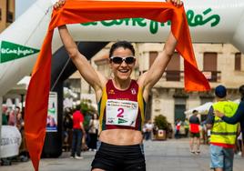 Verónica Sánchez, tras ganar la Media Maratón de Ciudad Rodrigo.