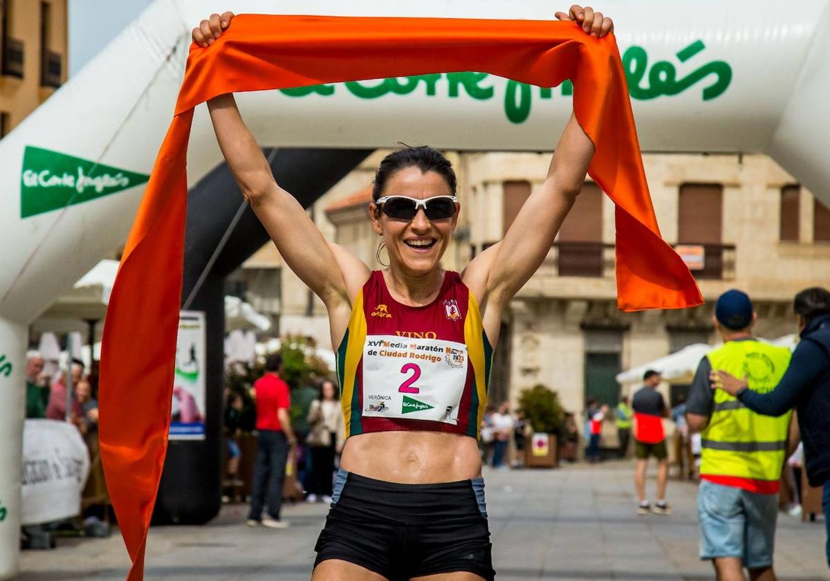 Verónica Sánchez, tras ganar la Media Maratón de Ciudad Rodrigo.