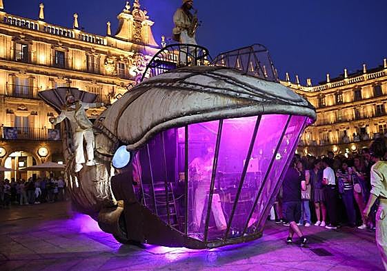 Un momento del espectáculo circense y musical durante la noche de este miércoles