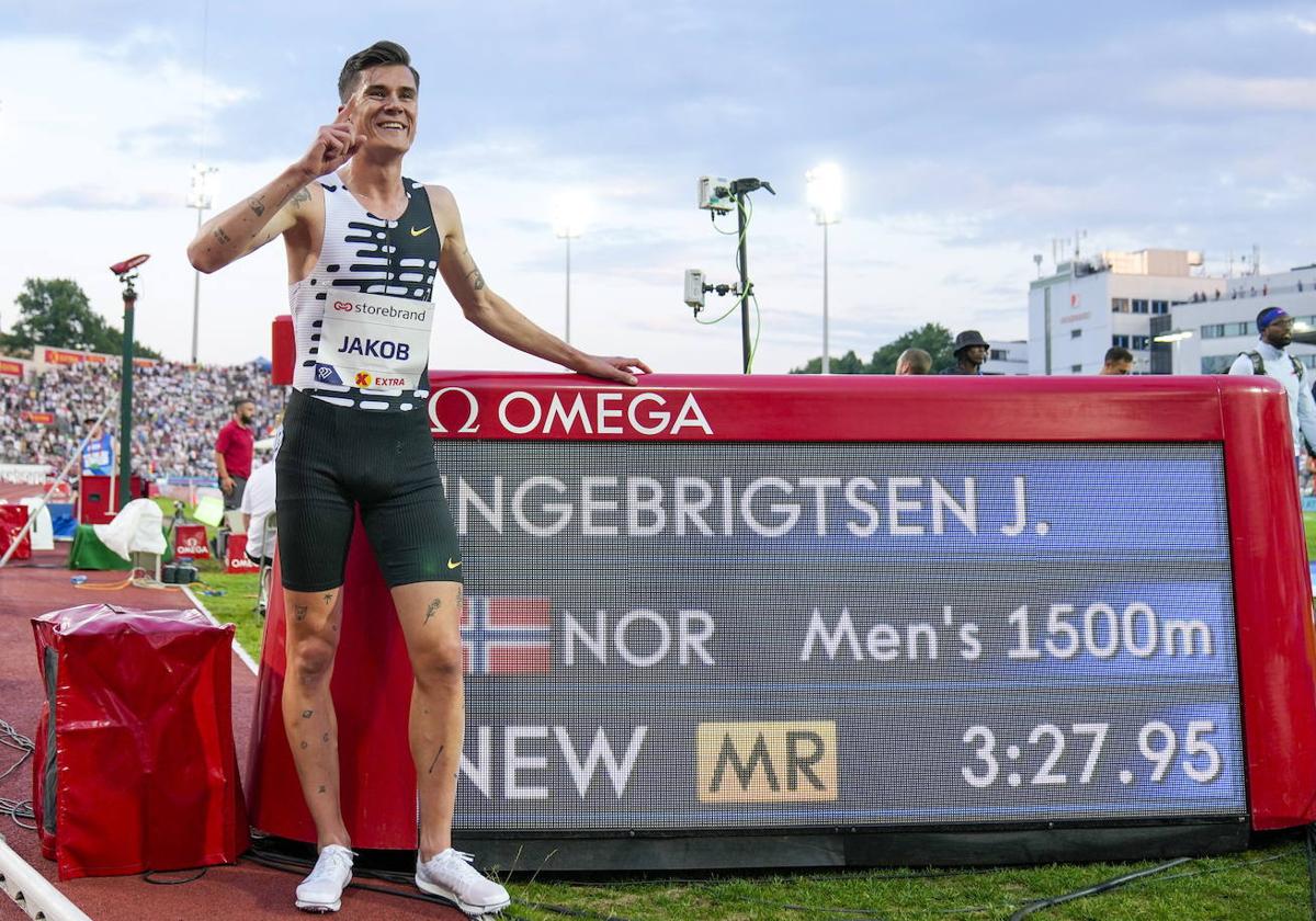 Jakob Ingebrigtsen posa con el nuevo récord de Europa.