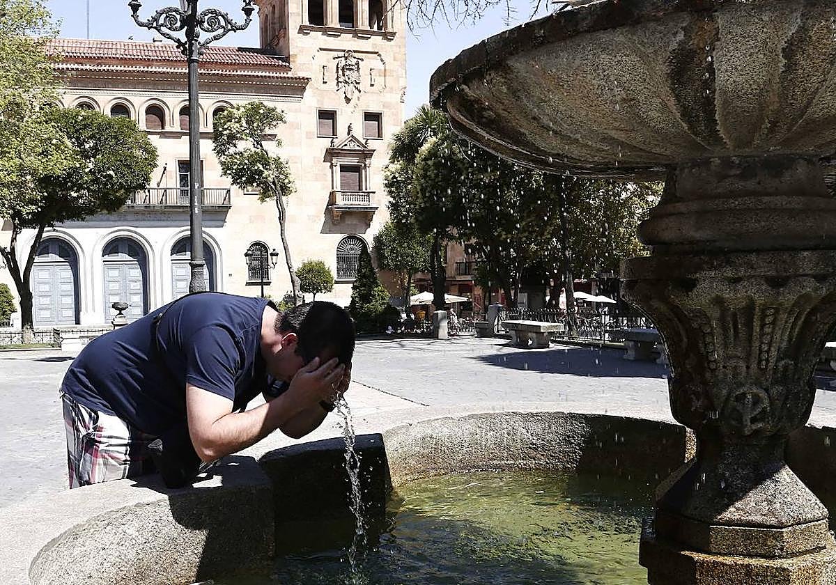 Imagen de archivo de un joven refrescándose en la Plaza de los Bandos.