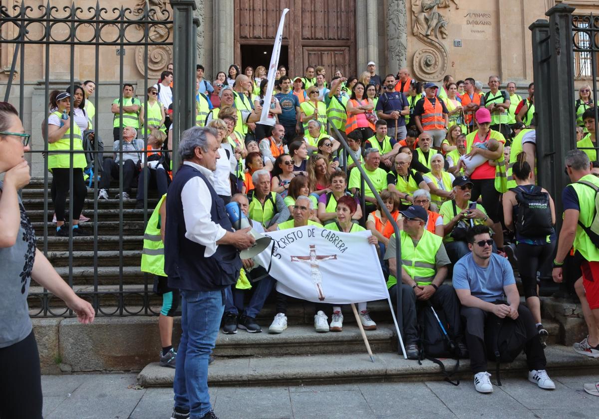 Los participantes poco antes de inicar la marcha.