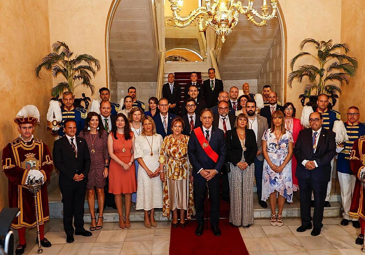El alcalde, con la nueva corporación municipal de Salamanca.