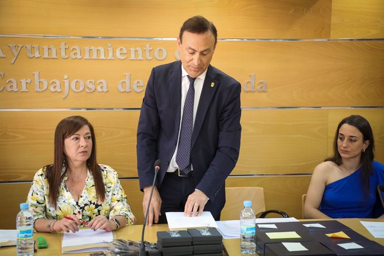 El alcalde de Carbajosa asume el cargo con la «misma emoción que hace 14 años»