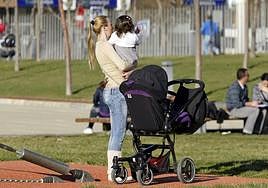Imagen de archivo de una mujer con su hija en un parque.