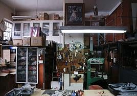 Herramientas y materiales de trabajo en el taller de Bol-Plax, de Antonio Sánchez.