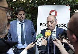 El presidente de ATA, Lorenzo Amor, atiende a los medios en Salamanca, ante el presidente de CEOE Salamanca, Diego García.